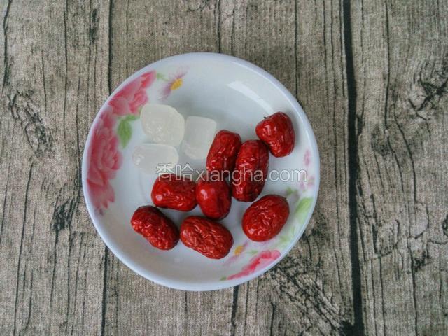 准备冰糖和红枣，红枣洗净