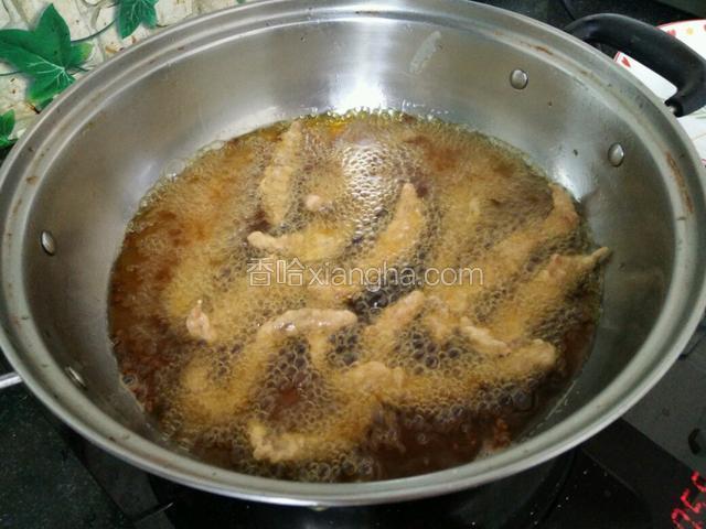 锅中油烧热，一条条的放入肉柳炸制。