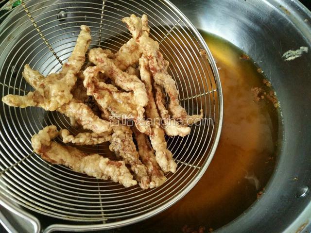 炸至微微发黄变熟捞出。再次将油升高温