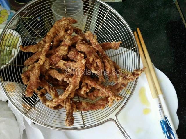 捞出放盘子里控油，稍微回温