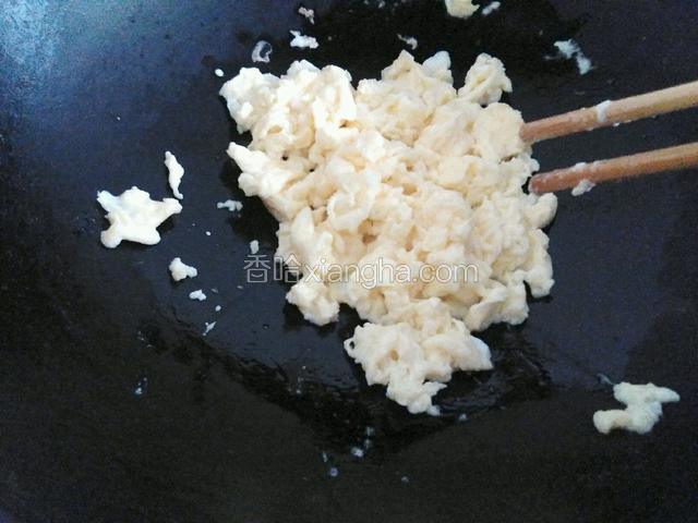 锅里倒点油，把鸡蛋倒进去，用筷子搅散，全程要小火，鸡蛋凝固就好了。