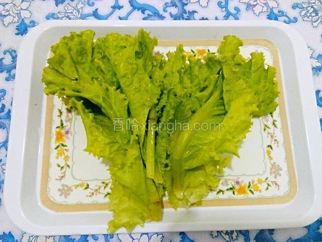 将生菜清洗干净。