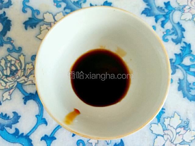 准备干净的小碗，倒入蚝油和味达美酱油搅拌均匀。