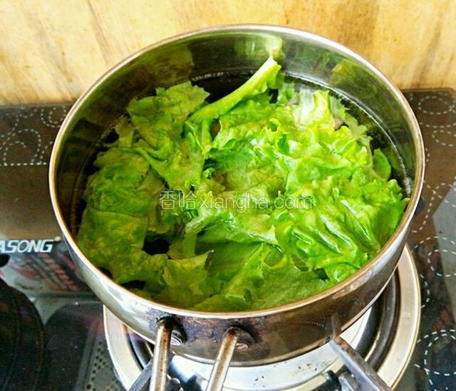 锅里添水烧开，将生菜焯水。