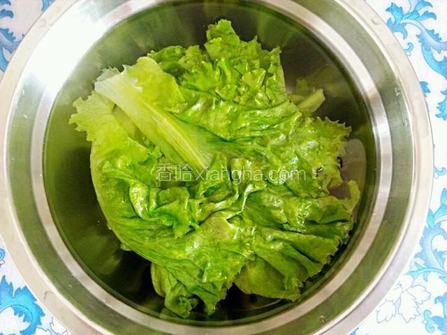 捞出生菜过一下凉开水。