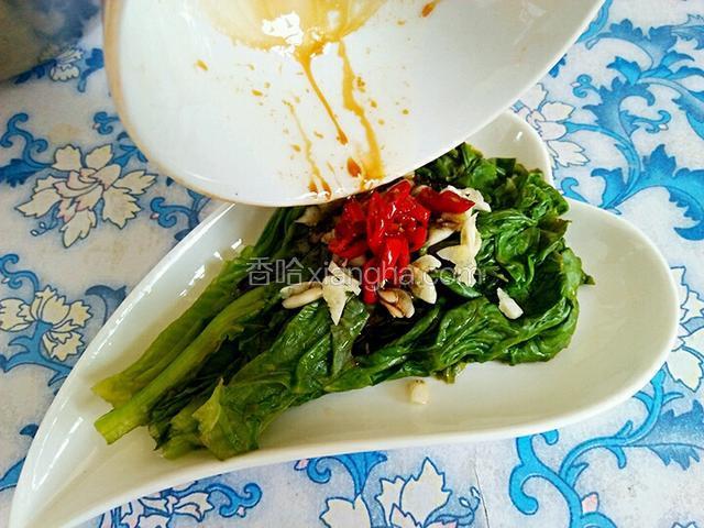 将图3的汁倒入图6的盘里，搅拌均匀即可食用。