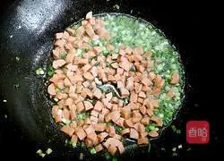 Illustration of how to make green onion, ham, sausage and egg fried rice 10