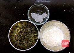 冰糖绿豆粥的做法图解1
