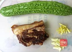 腊肉炒苦瓜的做法图解1
