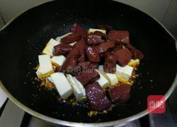 猪血炒豆腐的做法图解7
