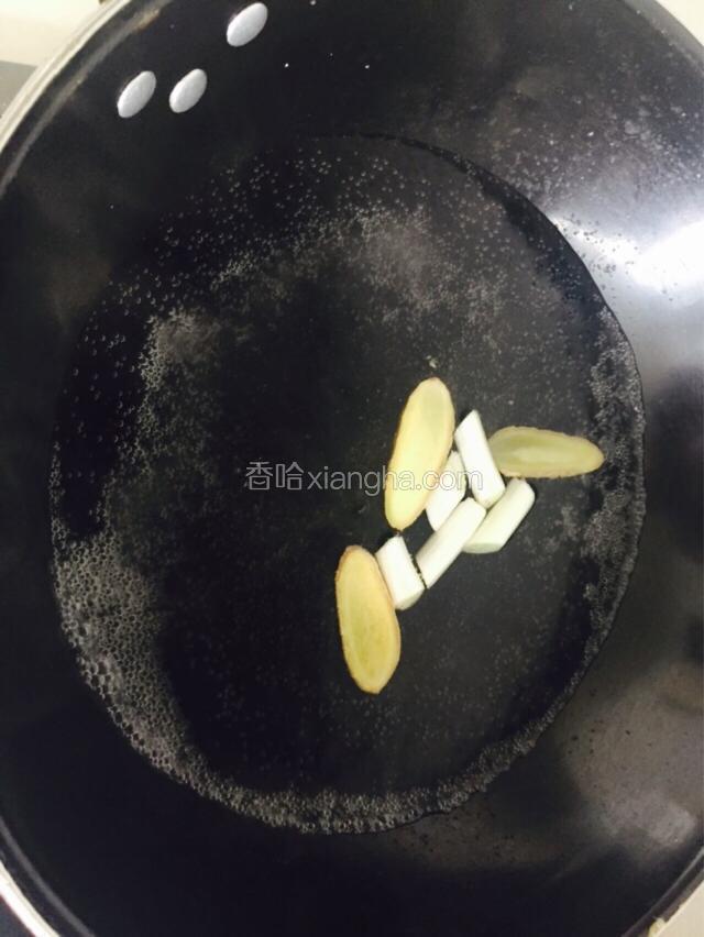 锅内加水，放人葱段、姜片，倒入料酒，大火煮十分钟后捞出