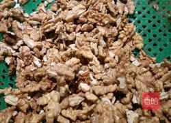 挂霜核桃的做法图解2