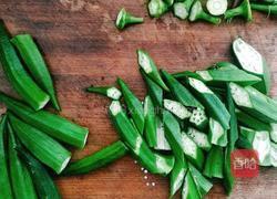 青椒炒秋葵的做法图解1