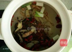 香菇虫草炖鸡的做法图解2