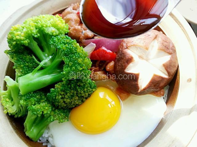 将西兰花和香菇码在锅内，将料汁浇上去