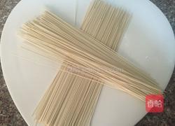 鸡蛋西红柿龙须面的做法图解1