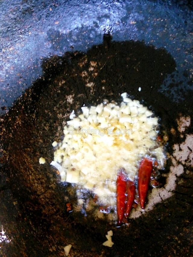 锅中烧热适量油，放干辣椒 花椒爆香，放葱姜蒜沫炒香