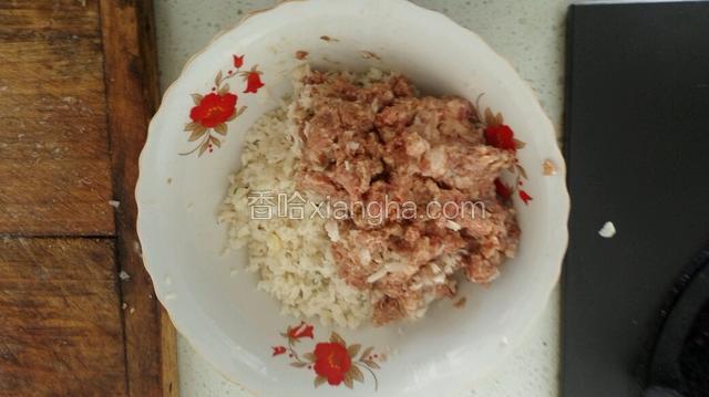 莲藕和肉馅混合，加入盐，黄酱，十三香，葱姜蒜，和少量植物油，搅拌均匀备用。