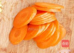 胡萝卜炒香肠的做法图解1