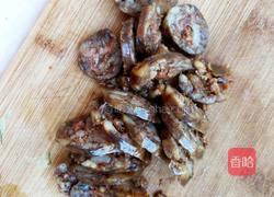 胡萝卜炒香肠的做法图解2