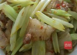 五花肉炒西芹的做法图解1