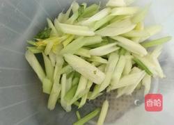 五花肉炒西芹的做法图解3