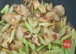 五花肉炒西芹的做法图解7
