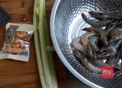 虾仁西芹腰果的做法图解1