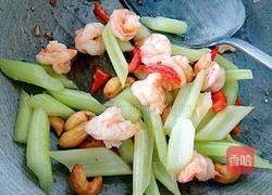 虾仁西芹腰果的做法图解11