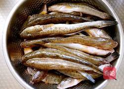 酱香小光鱼的做法图解1