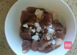 酸菜粉条肉的做法图解2