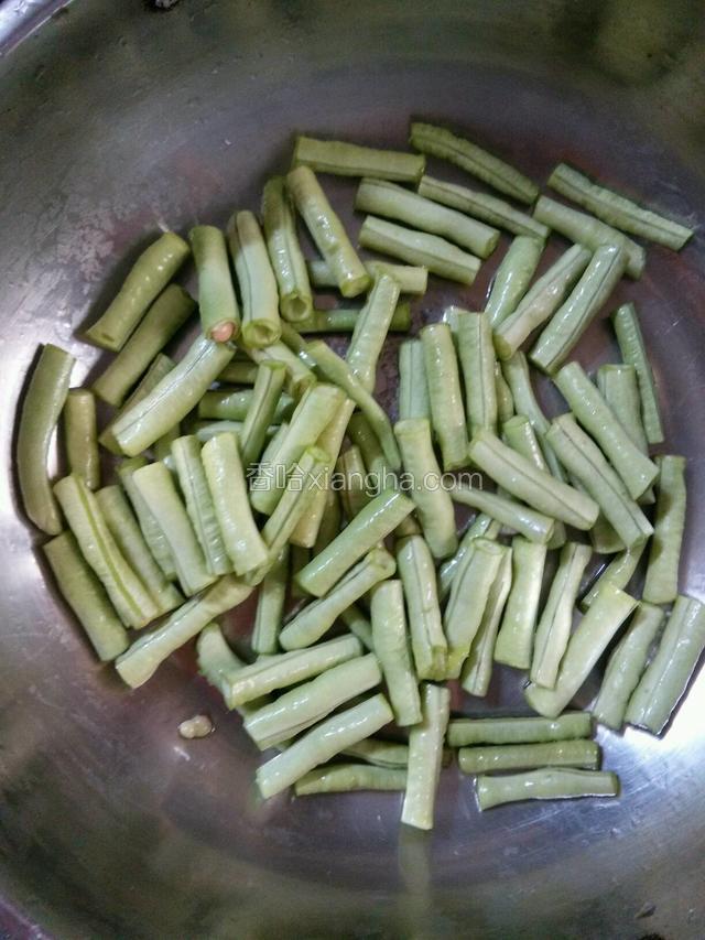 把豆角切段，洗净备用。