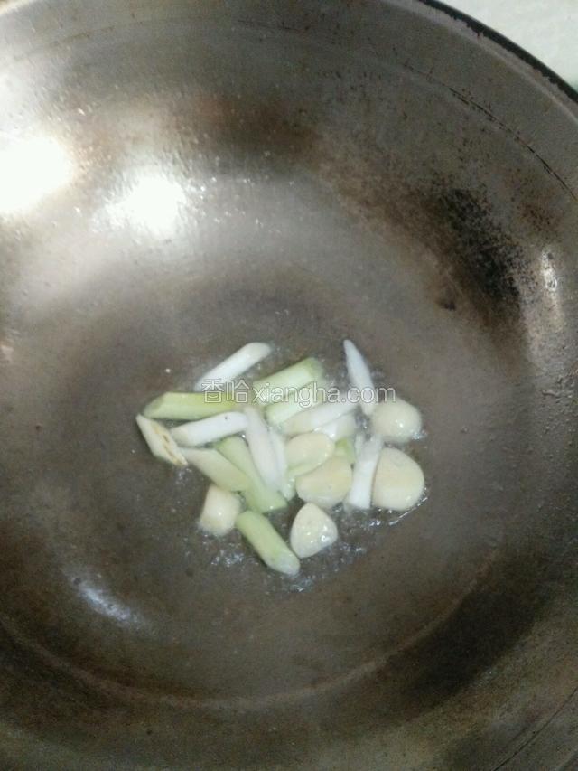 热锅放油，下葱 蒜爆香。