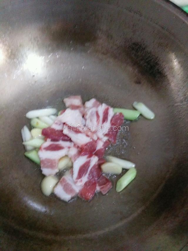五花肉倒入锅中翻炒