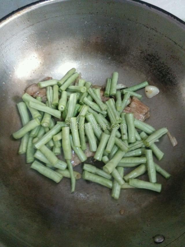 豆角倒入翻炒均匀。