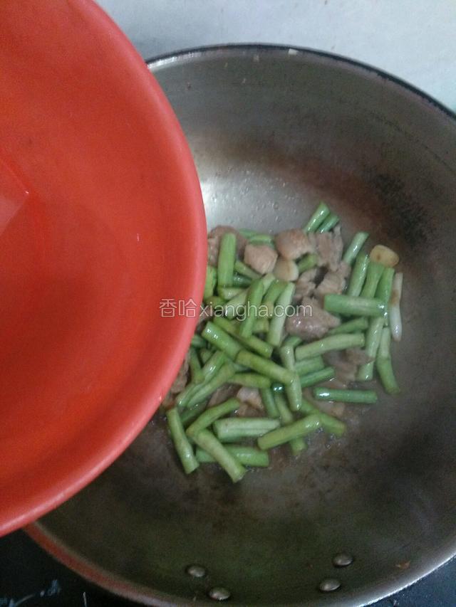 豆角比较难熟倒入一点水。