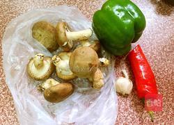 香菇炒青椒的做法图解1
