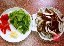 香菇炒青椒的做法图解2