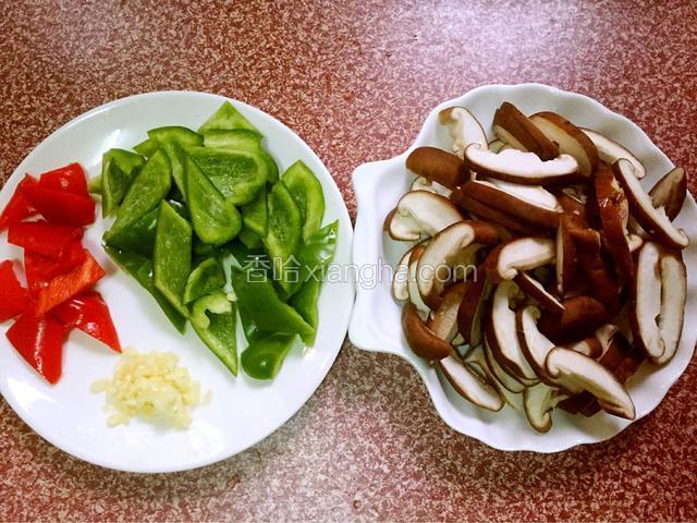 青椒、红辣椒洗净去籽切成小块，香菇洗净去蒂切成片，蒜切成末备用