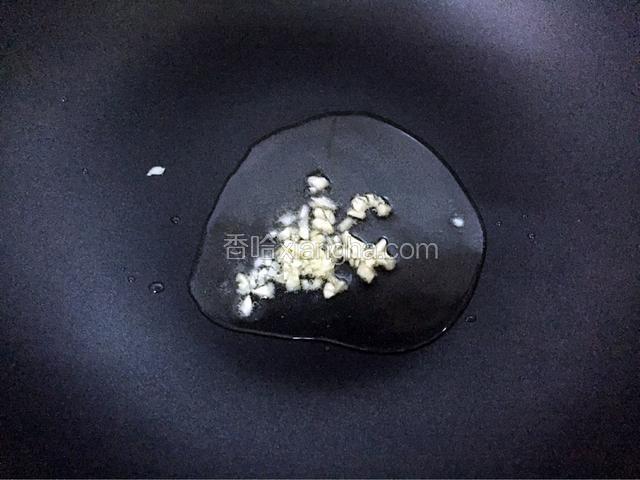锅中倒入适量油烧热后放入蒜末爆香
