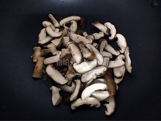 放入香菇翻炒至变软