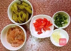 酸菜肉片的做法图解1