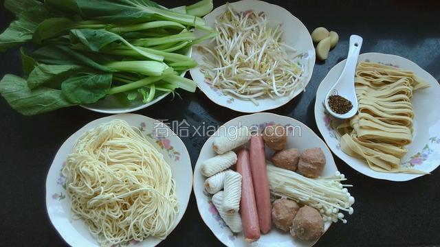 食材准备，青菜洗净，豆腐皮切丝，肠切段，大蒜捣蒜泥备用。