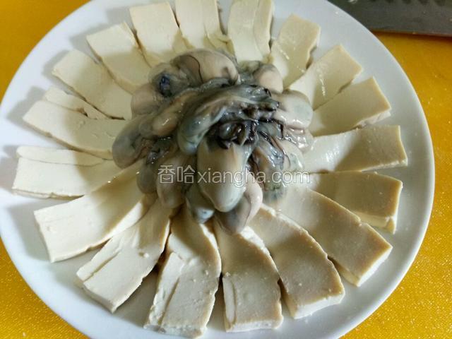 把牡蛎铺在豆腐中间