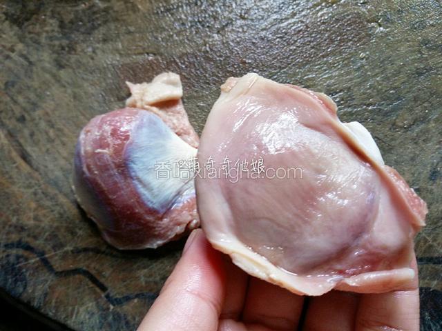 把底部的厚的一层片掉，放在案板上底部朝下用刀从右向左切掉！