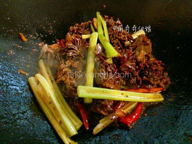 焖好后揭盖加芹菜翻炒片刻后，调入鸡精和花椒粉炒匀即可关火！