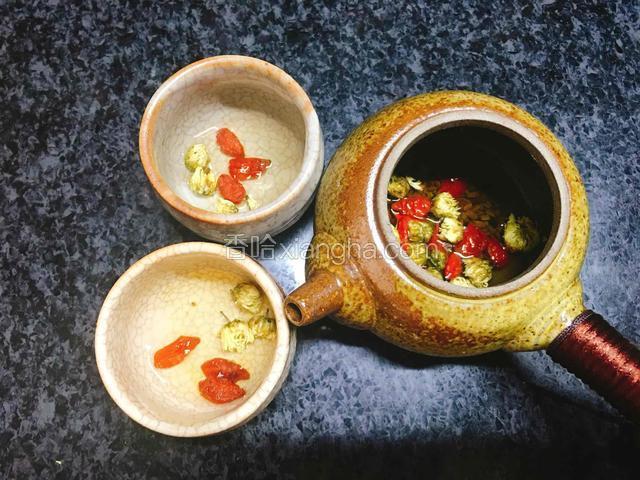 倒入少量开水，摇晃茶壶后倒入茶杯内，再把水倒掉。这步骤叫“温茶”
