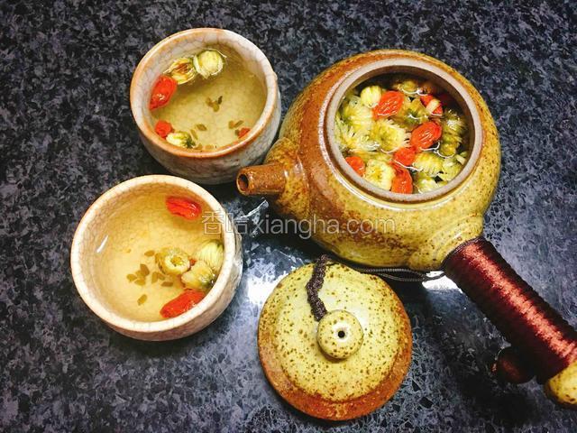 在茶壶内注满开水，盖盖焖泡片刻，就可以喝啦。
