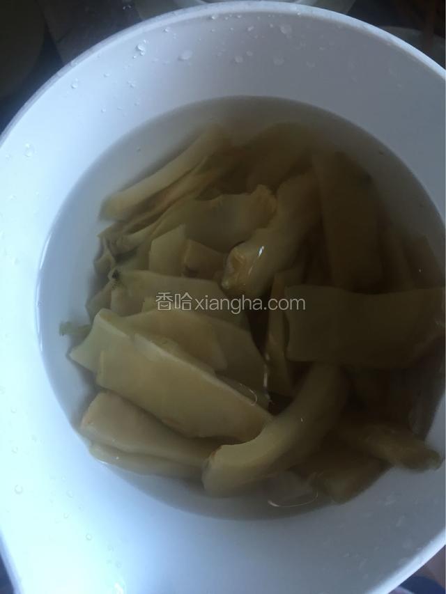 榨菜很咸，需要泡30分钟，期间换几次水