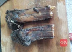 腊排骨炖海带的做法图解1